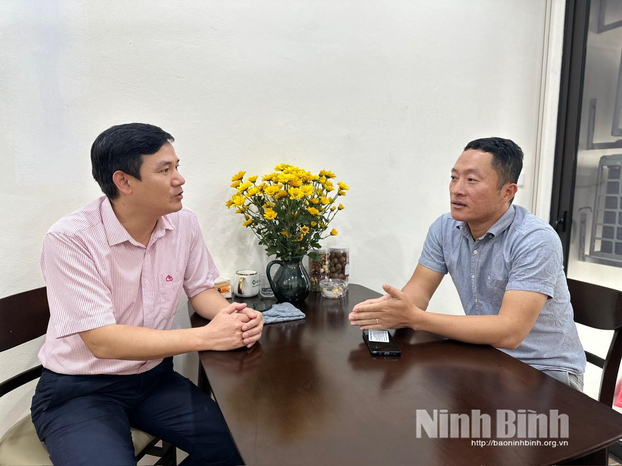 Sau 10 năm ở trọ, anh Nguyễn Trọng Cường (bên phải) vui mừng khi được đón Tết trong ngôi nhà mới khang trang, chuẩn bị đón thành viên mới của gia đình.