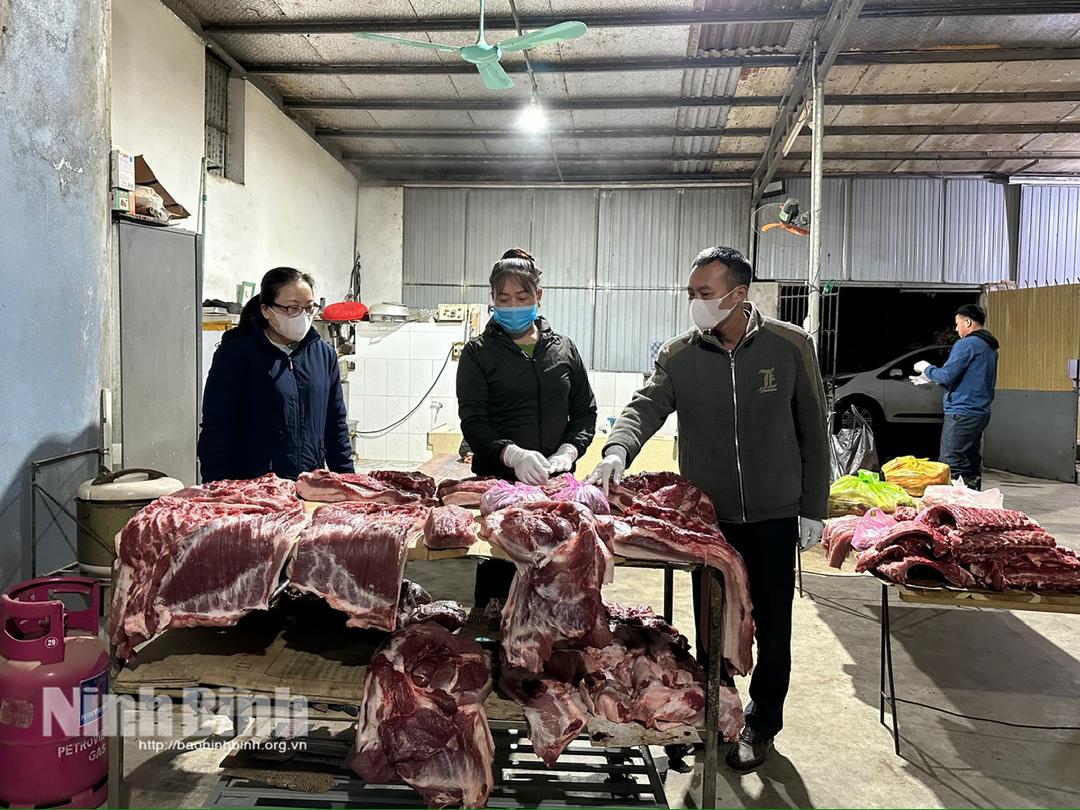 Người lao động tại các cơ sở giết mổ tại xã Yên Mô tuân thủ việc đeo găng tay và thực hiện quy trình sơ chế trên các bệ đỡ sạch sẽ để đảm bảo vệ sinh.