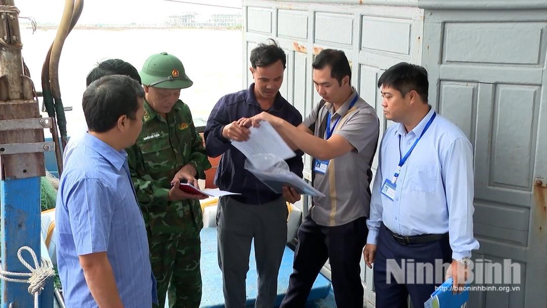 Lực lượng chức năng của tỉnh kiểm tra hồ sơ, giấy tờ pháp lý của tàu cá trước khi ngư dân vươn khơi.