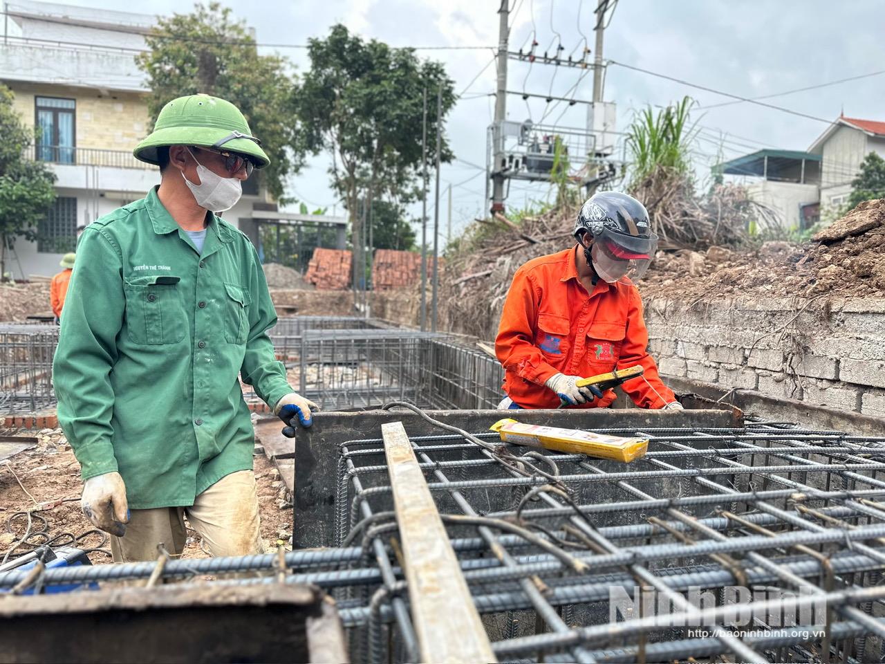 Công nhân thi công phần khung thép tại một công trình nhà ở. Giá sắt thép tăng cao đã làm "vỡ dự toán" của nhiều gia đình.