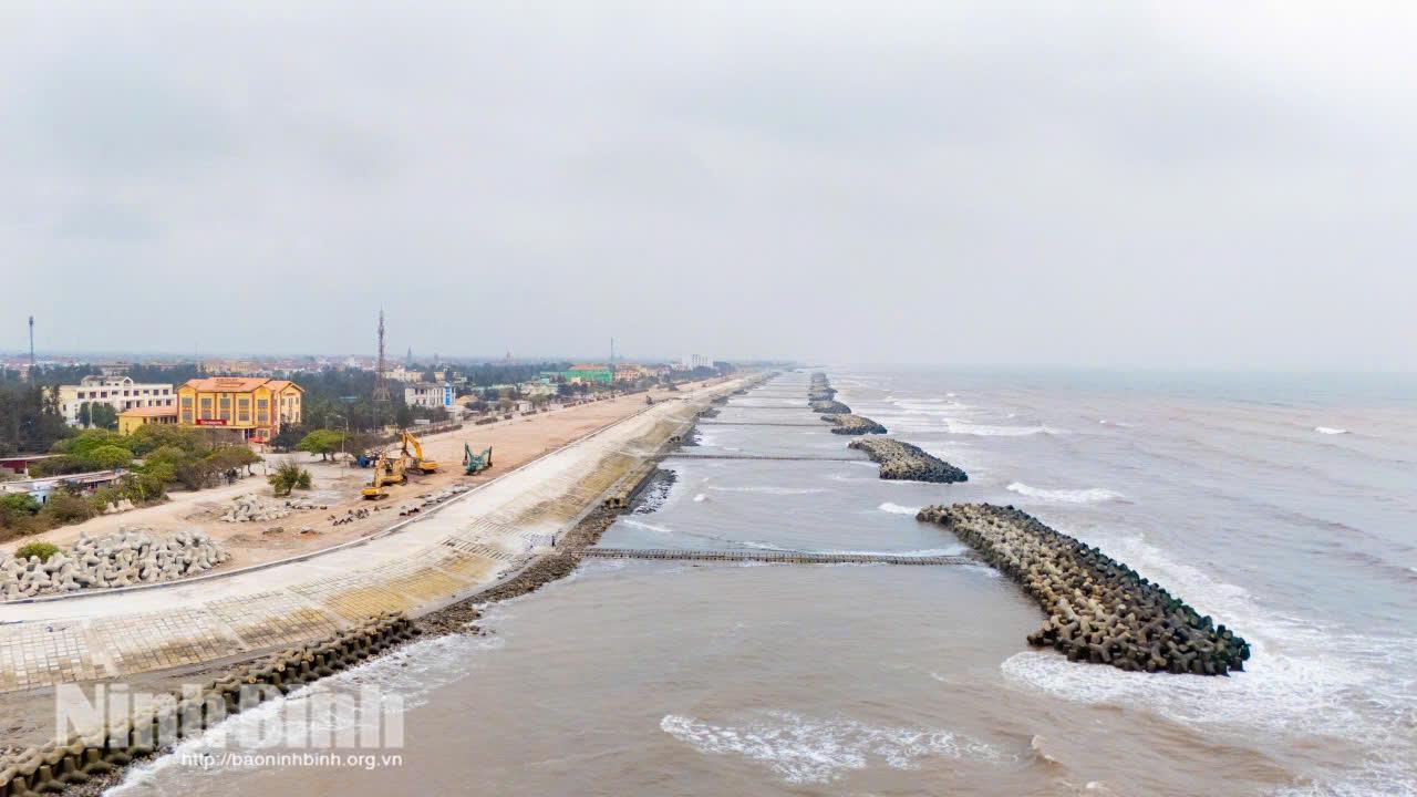 Hệ thống đê và kè chắn sóng ven biển xã Hải Thịnh đang được đầu tư hoàn thiện, vừa để ứng phó với biến đổi khí hậu, vừa tạo đà cho du lịch biển phát triển. Ảnh: Ngọc Linh
