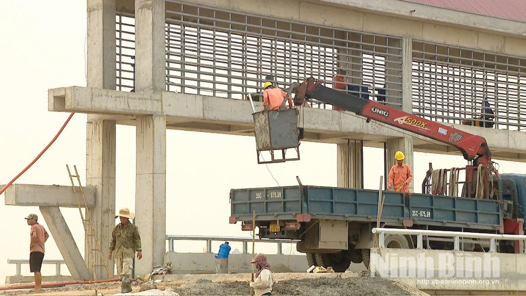 Đội ngũ kỹ sư, công nhân nỗ lực lắp đặt, hoàn thiện những hạng mục cuối cùng của tràn Đức Long (xã Gia Tường).