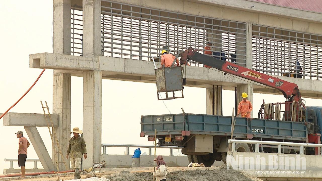 Đội ngũ kỹ sư, công nhân nỗ lực lắp đặt, hoàn thiện những hạng mục cuối cùng của tràn Đức Long (xã Gia Tường).