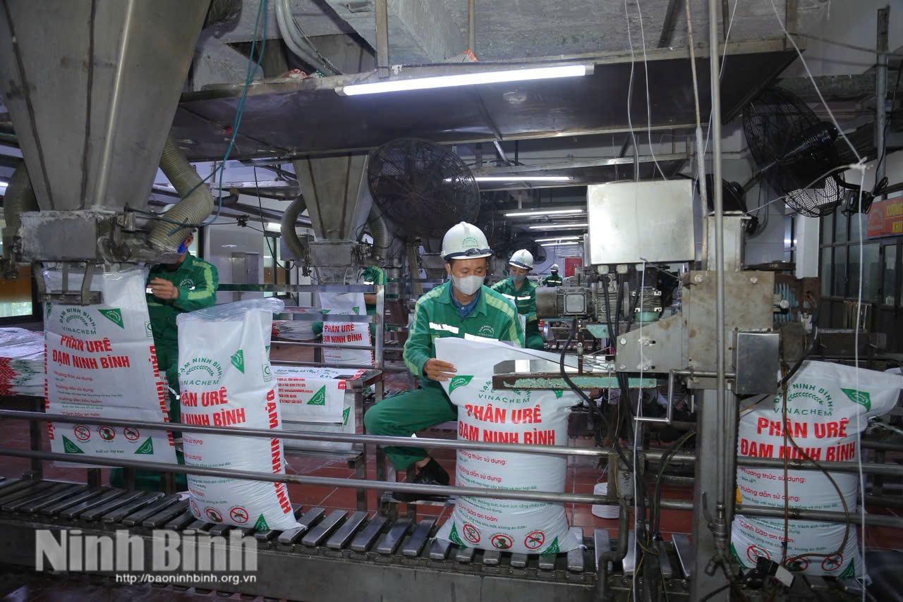 Dây chuyền sản xuất, đóng gói tại Công ty TNHH MTV Đạm Ninh Bình. Ảnh: Anh Tuấn