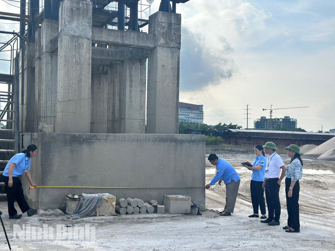 Tổ công tác của ngành Nông nghiệp và Môi trường kiểm tra đo đạc, đánh giá hiện trạng vi phạm tại một điểm sản xuất bê tông thương phẩm trên tuyến đê tả sông Đáy thuộc địa bàn xã Ý Yên.