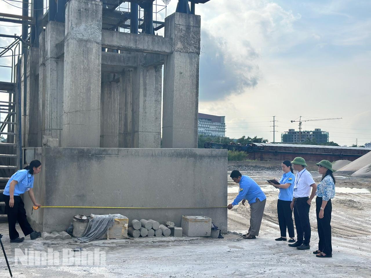 Tổ công tác của ngành Nông nghiệp và Môi trường kiểm tra đo đạc, đánh giá hiện trạng vi phạm tại một điểm sản xuất bê tông thương phẩm trên tuyến đê tả sông Đáy thuộc địa bàn xã Ý Yên.