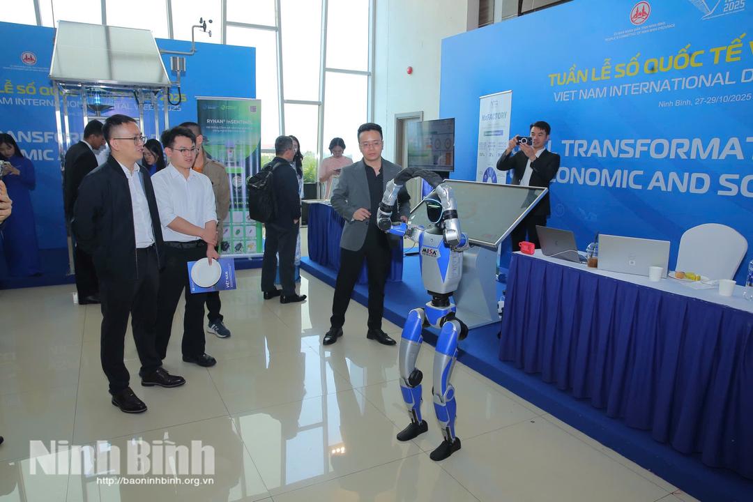 Các đại biểu và khách tham quan trải nghiệm công nghệ số tại Tuần lễ số quốc tế Việt Nam tổ chức ở Ninh Bình. Ảnh: Anh Tuấn