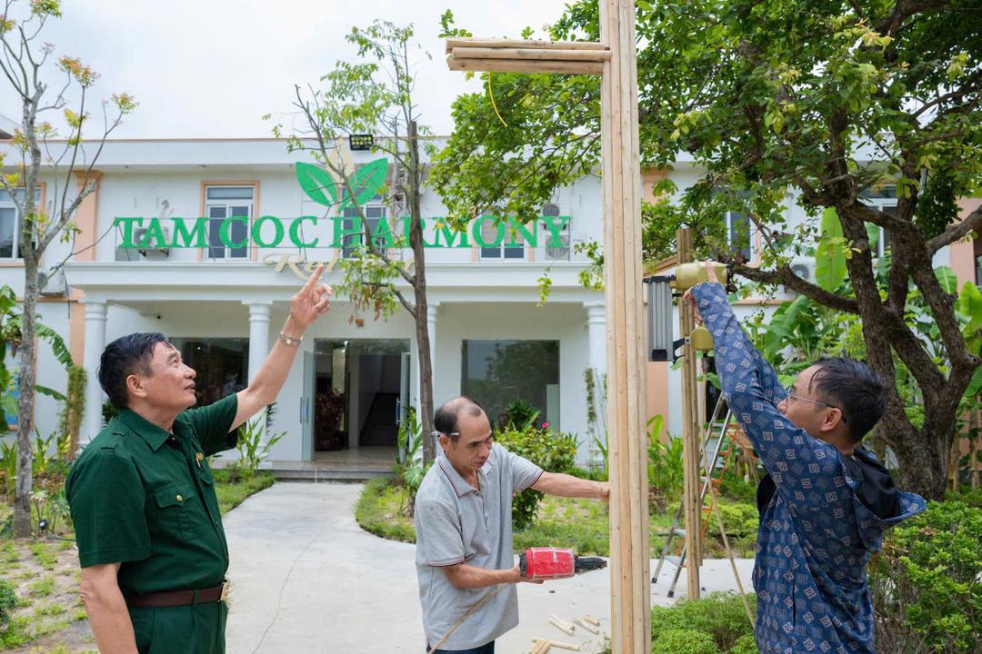 CCB Phạm Đức Minh kiểm tra, chỉ đạo công tác cải tạo, hoàn thiện hạ tầng tại cơ sở lưu trú Tam Cốc Harmony Retreat. Ảnh: Ngọc Linh