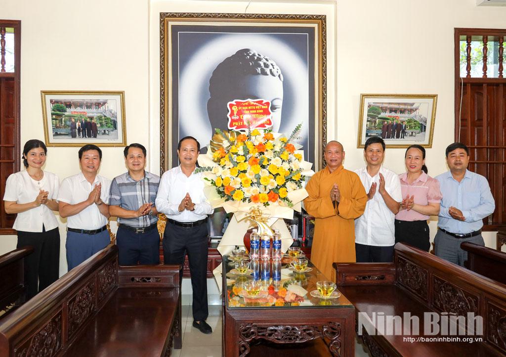 Đồng chí Trần Đăng An, Phó Chủ tịch Ủy ban MTTQ Việt Nam tỉnh tặng hoa chúc mừng Hòa thượng Thích Quảng Hà, Phó Chủ tịch Hội đồng trị sự Trung ương Giáo hội Phật giáo Việt Nam, Trưởng Ban Trị sự Giáo hội Phật giáo Việt Nam tỉnh, trụ trì chùa Phúc Trọng, phường Thành Nam. Ảnh: Văn Huỳnh