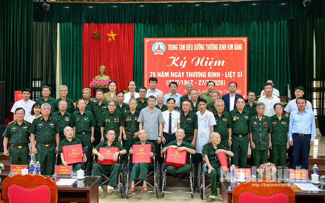 Đồng chí Lê Minh Hưng, Ủy viên Bộ Chính trị, Thủ tướng Chính phủ thăm, tặng quà các thương binh, bệnh binh tại Trung tâm Điều dưỡng thương binh Kim Bảng.