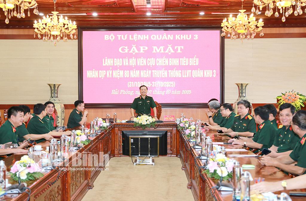 Thiếu tướng Lương Văn Kiểm, Tư lệnh Quân khu 3 chủ trì buổi gặp mặt.