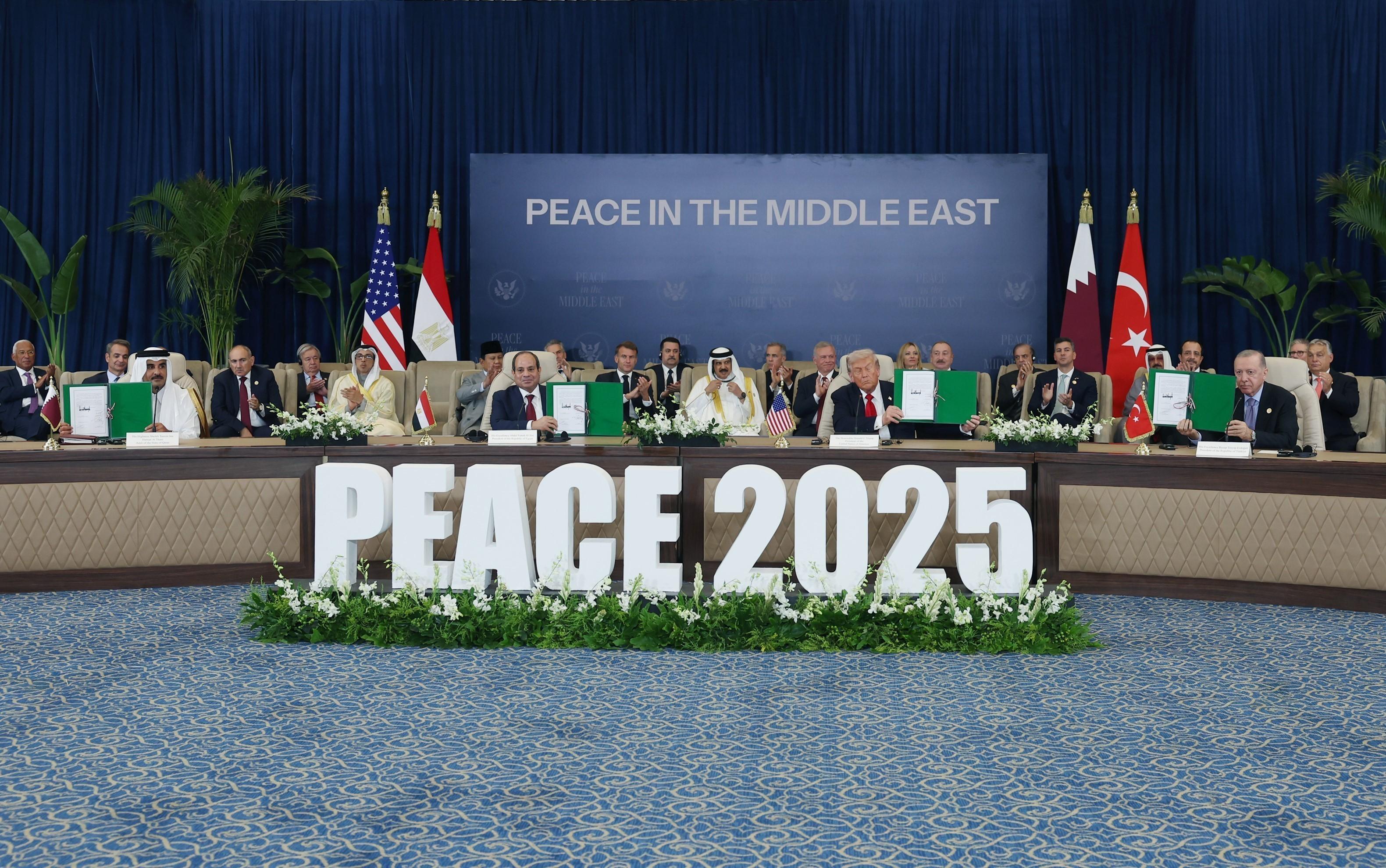 Tổng thống Thổ Nhĩ Kỳ Recep Tayyip Erdogan, Tổng thống Mỹ Donald Trump, Tổng thống Ai Cập Abdel Fattah el-Sisi và Quốc vương Qatar Sheikh Tamim bin Hamad Al Thani tại lễ ký thỏa thuận ngừng bắn Gaza, ở Sharm El-Sheikh, Ai Cập, ngày 13/10/2025. Ảnh: Anadolu Agency/TTXVN