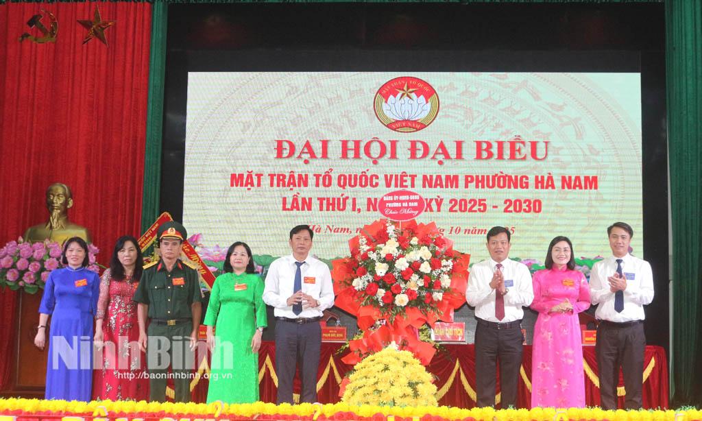 Lãnh đạo phường Hà Nam tặng hoa chúc mừng Đại hội. Ảnh: Tiến Đoàn