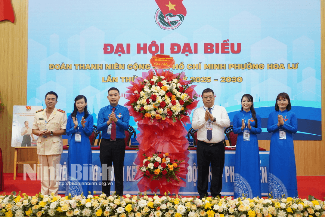 Lãnh đạo phường Hoa Lư tặng hoa chúc mừng Đại hội.