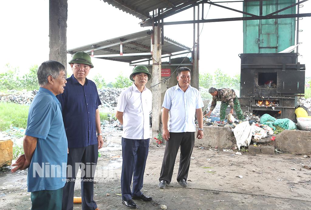 Đồng chí Phó Chủ tịch UBND tỉnh Nguyễn Anh Chức kiểm tra các khu xử lý rác thải trên địa bàn tỉnh