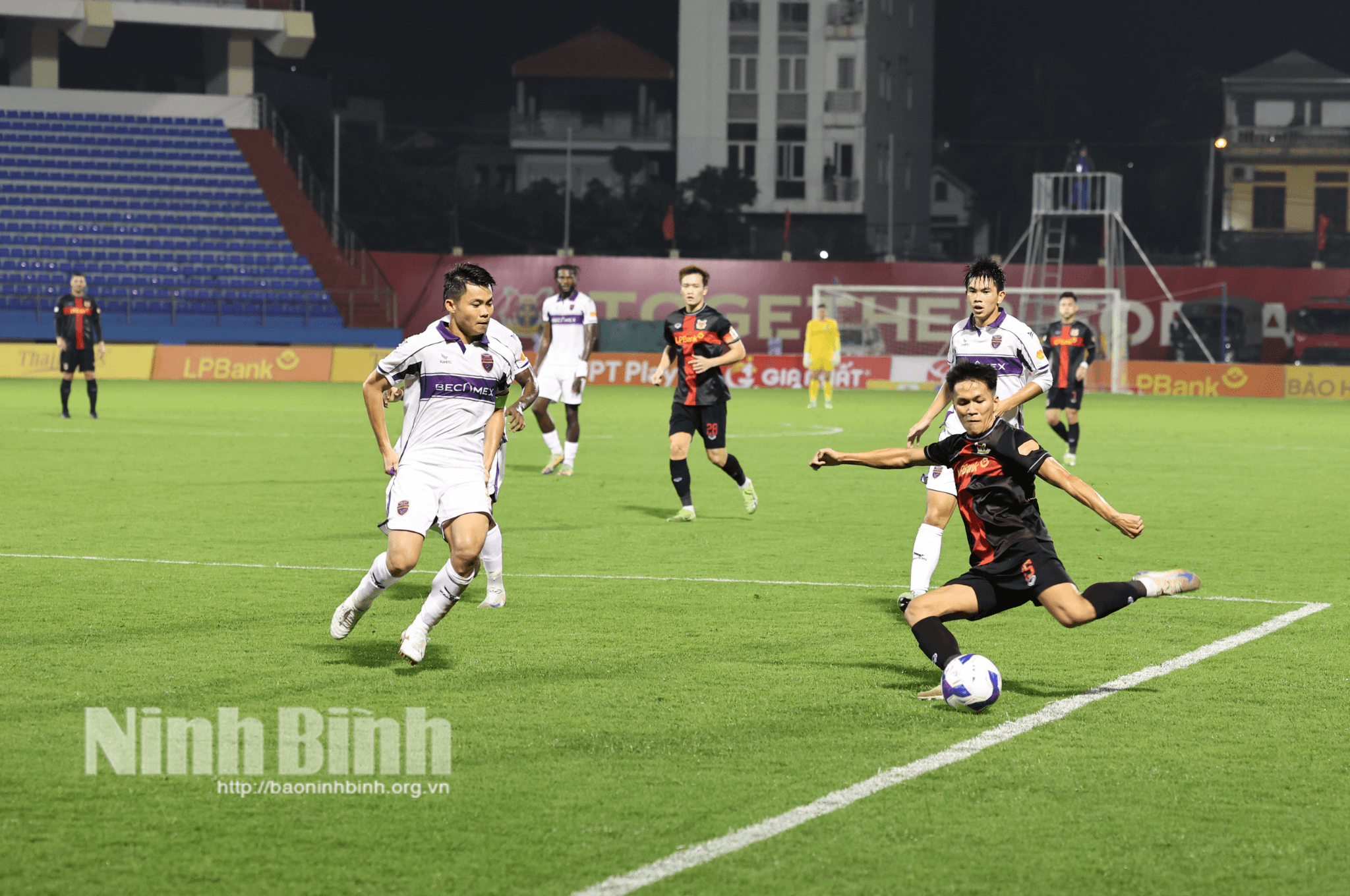 Một tình huống tấn công của cầu thủ Ninh Bình FC.