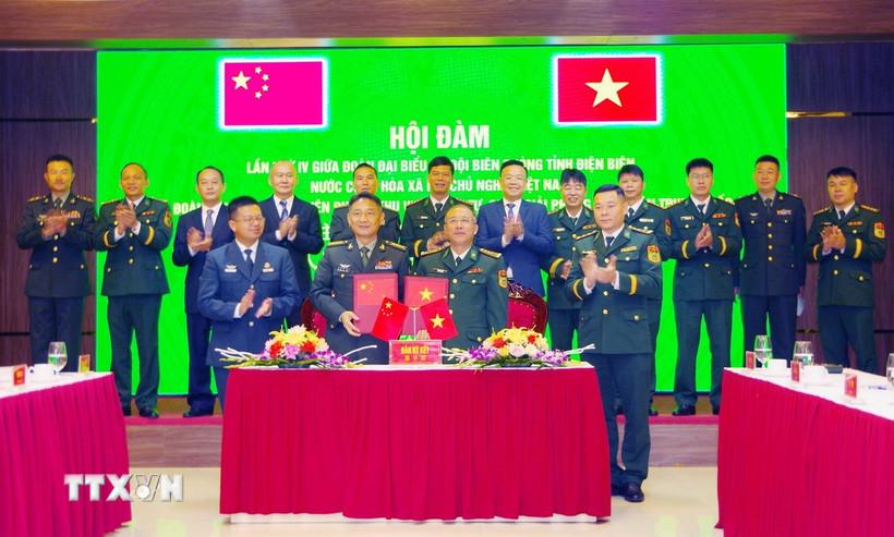 Hai bên ký kết và trao đổi biên bản ghi nhớ nội dung hợp tác. (Ảnh: TTXVN phát)