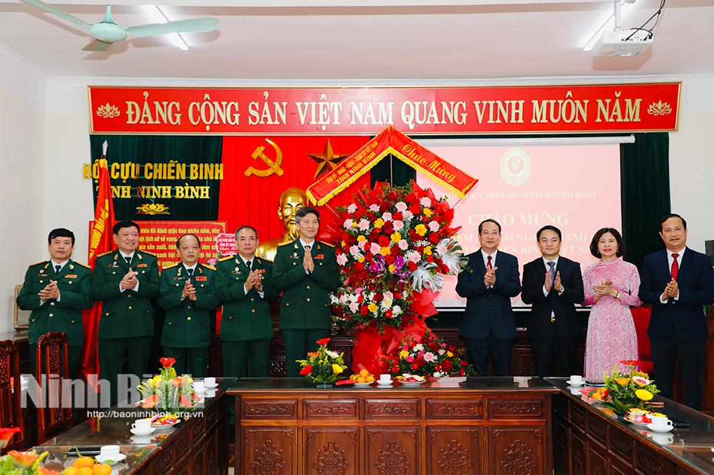 Đồng chí Mai Văn Tuất, Phó Bí thư Tỉnh uỷ, Chủ tịch Uỷ ban MTTQ Việt Nam tỉnh tặng hoa chúc mừng cán bộ, hội viên Hội Cựu chiến binh tỉnh.