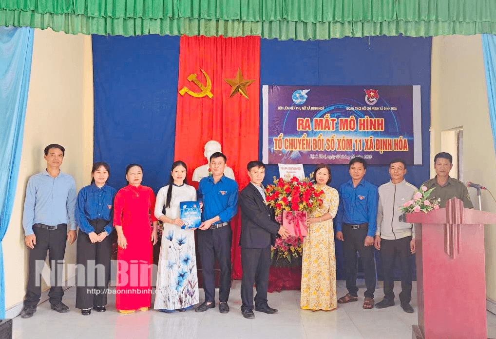 Lãnh đạo xã trao Quyết định thành lập tổ công nghệ số và tặng hoa chúc mừng.