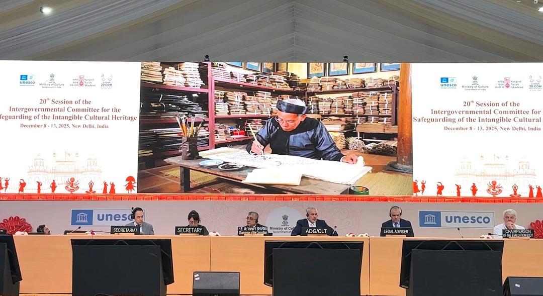 Nghệ nhân trình diễn kỹ thuật làm tranh dân gian Đông Hồ tại Kỳ họp lần thứ 20 của Ủy ban Liên chính phủ Công ước 2003 về bảo vệ di sản văn hóa phi vật thể của UNESCO. Ảnh: Ngọc Thúy - P/v TTXVN tại New Delhi