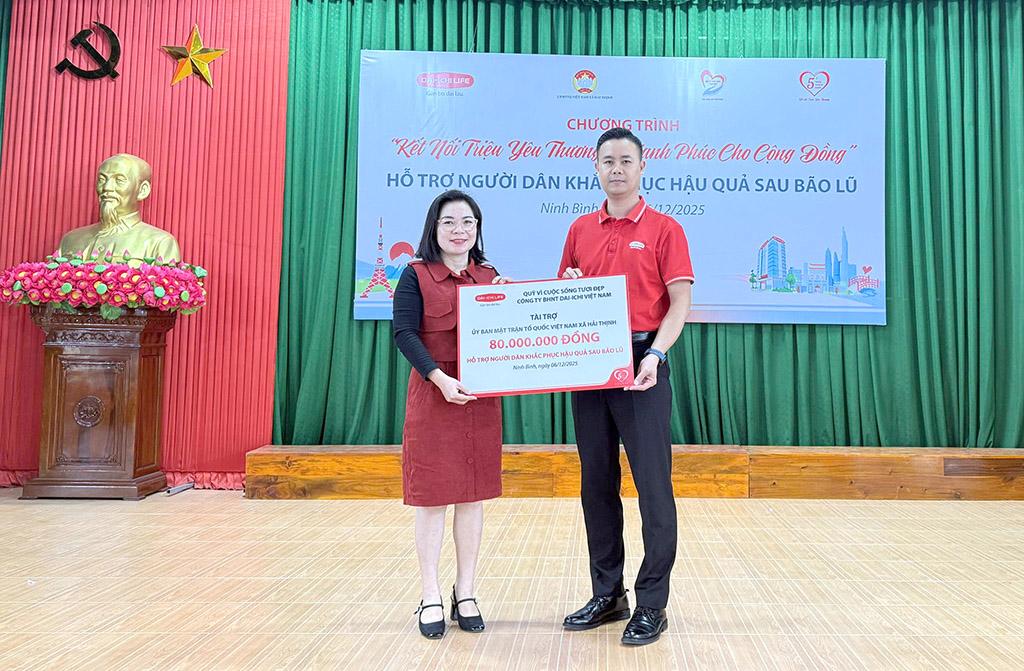 Ông Lê Vũ Duẩn, Giám đốc Phát triển Kinh doanh Miền Đông Bắc & Bắc Trung Bộ, Dai-ichi Life Việt Nam trao biểu trưng tài trợ cho bà Trần Thị Thúy, Phó Chủ tịch Ủy ban MTTQVN xã Hải Thịnh.