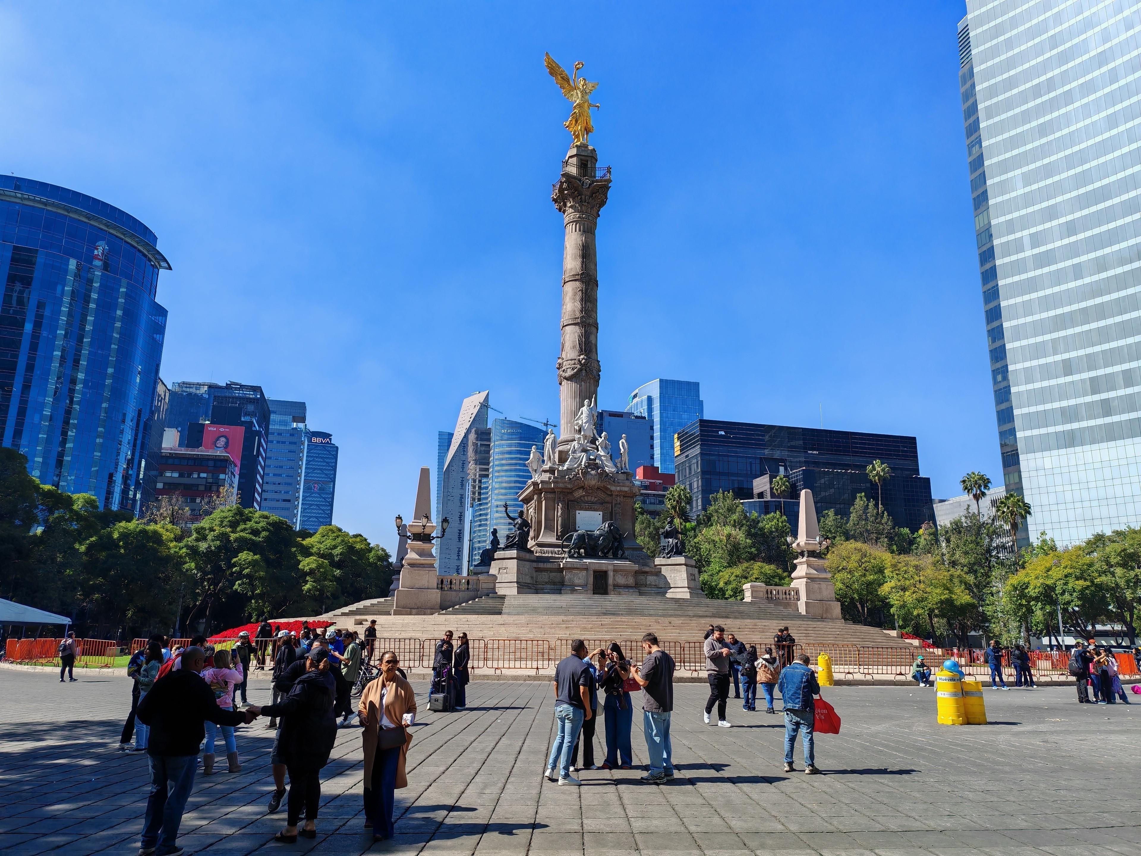 Tượng đài Thiên thần Độc lập, công trình mang tính biểu tượng và là điểm tham quan nổi tiếng nhất của thủ đô Mexico City, sẽ được lấy làm hình ảnh quảng bá "Lễ hội âm nhạc điện tử lớn nhất thế giới" chào đón Năm mới 2026. Ảnh: Phương Lan- PV TTXVN tại Mexico