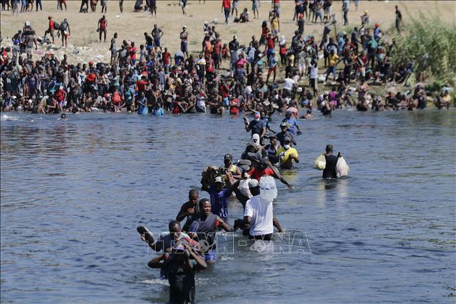 (Tư liệu) Người di cư vượt sông Rio Bravo từ Mexico vào Mỹ. Ảnh: THX/TTXVN