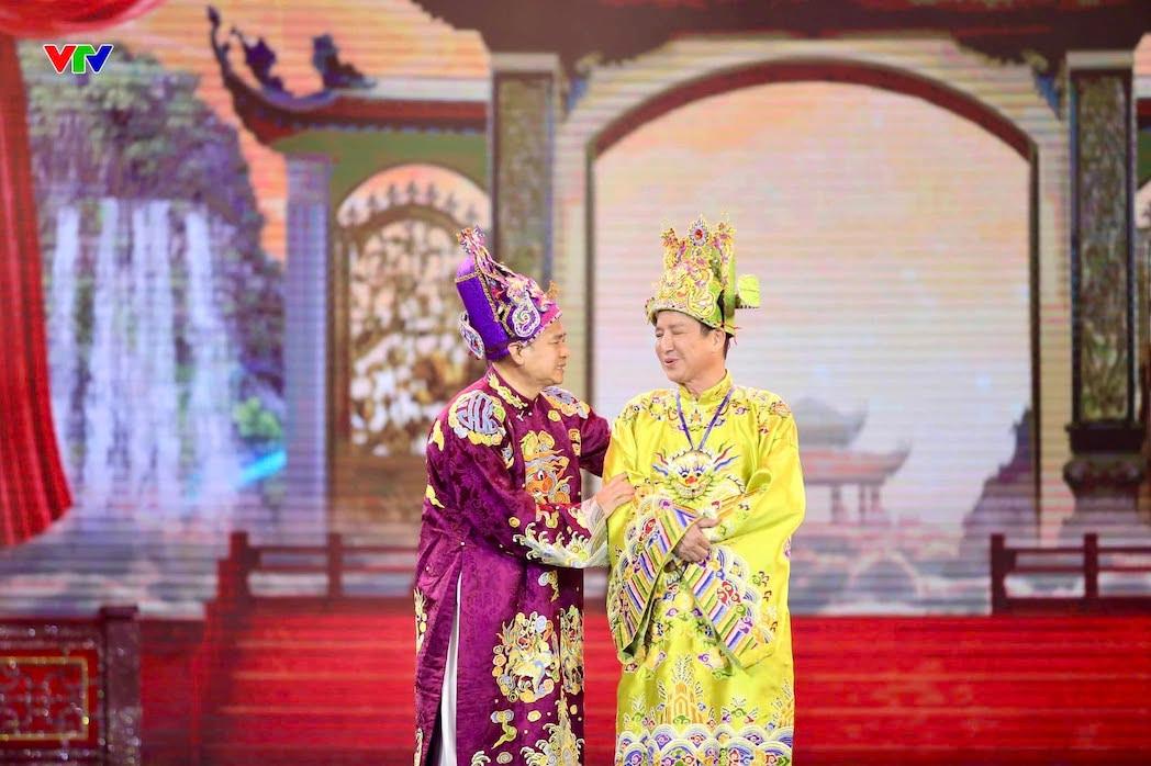 NSND Tự Long và NSƯT Chí Trung trong "Táo Quân". Ảnh: NSX