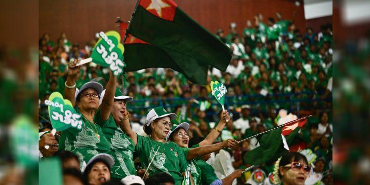Thành viên của Đảng Liên minh Đoàn kết và Phát triển (USDP) tham gia cuộc vận động bầu cử tại Yangon ngày 19/11/2025. Ảnh: AFP