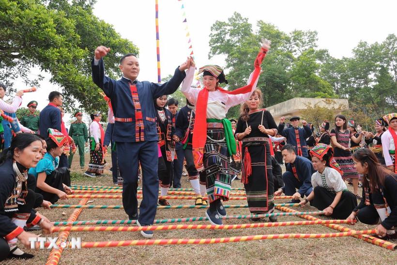 Trình diễn múa ngựa giấy của người dân tộc Nùng Dín (Mường Khương, Lào Cai). (Ảnh: Khánh Hòa/TTXVN)