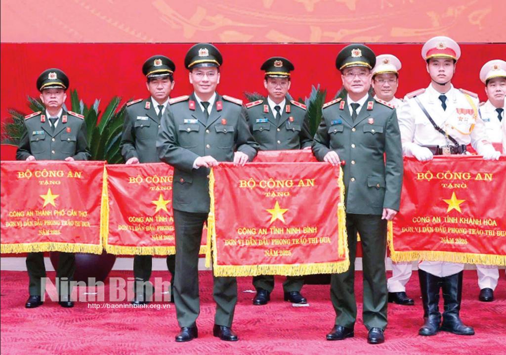 Lãnh đạo Bộ Công an tặng Cờ dẫn đầu phong trào thi đua năm 2025 cho Công an tỉnh Ninh Bình. Ảnh: CTV
