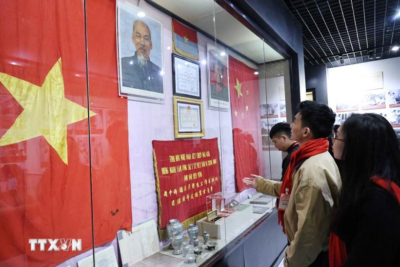 Đoàn đại biểu thanh niên 5 tỉnh, thành phố của Việt Nam tham quan Bệnh viện Nam Khê Sơn tại Quế Lâm, Quảng Tây. (Ảnh: Quang Hưng/TTXVN)