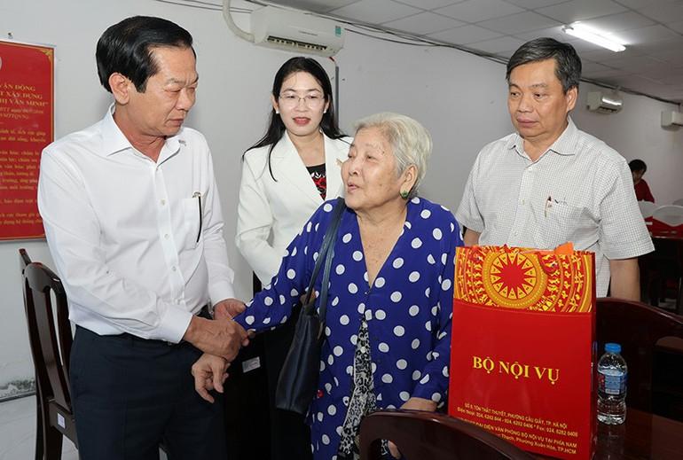 Bộ trưởng Nội vụ Đỗ Thanh Bình trao quà và thăm hỏi gia đình chính sách tại phường Cái Khế, thành phố Cần Thơ. (Ảnh Moha)