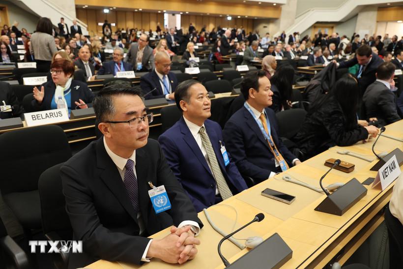 Đại tá Trần Viết Trung - Phó Chánh Văn phòng cơ quan thường trực về nhân quyền Chính phủ (ngoài cùng bên trái) cùng đoàn đại biểu Việt Nam tham dự phiên khai mạc. (Ảnh: Anh Hiển/TTXVN)