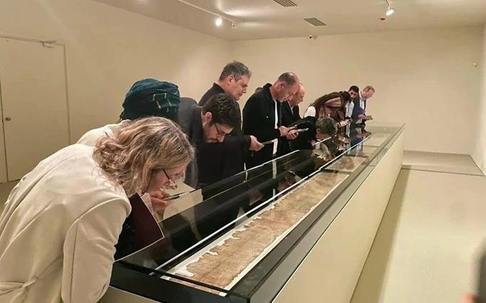 Du khách tham quan cuốn Kinh thánh cổ. Nguồn: TTXVN