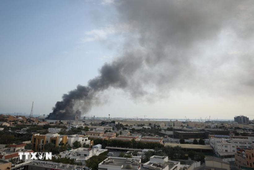 Khói bốc lên sau khi tên lửa Iran đánh trúng trụ sở Hạm đội 5 của Hải quân Mỹ ở Manama, Bahrain ngày 28/2/2026. (Ảnh: AA/TTXVN)