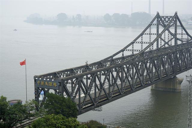 Đường sắt bắc qua cầu Yalu (hay còn gọi là cầu đường sắt Amnok) nối thành phố Đan Đông thuộc tỉnh Liêu Ninh (Trung Quốc) và Sinujiu của Triều Tiên. Ảnh: Yonhap