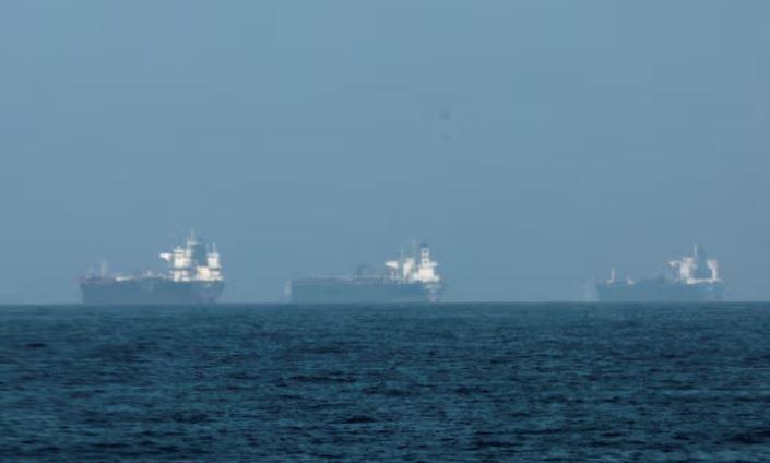 Tàu thuyền đậu ngoài khơi Fujairah, Các tiểu vương quốc Arab thống nhất, trong bối cảnh Iran hạn chế hoạt động hàng hải qua eo biển Hormuz, ngày 3/3/2026. Ảnh: REUTERS/TTXVN