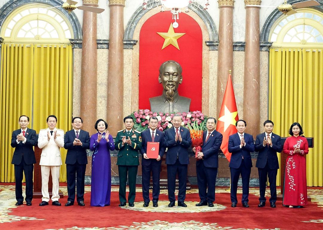 Tổng Bí thư, Chủ tịch nước Tô Lâm trao Quyết định của Bộ Chính trị chỉ định nhân sự của Đảng ủy Chính phủ nhiệm kỳ 2025 - 2030. Ảnh: Thống Nhất - TTXVN