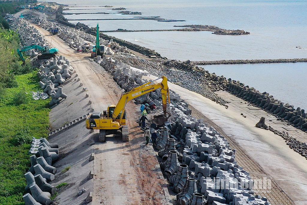 Dự án củng cố, hoàn thiện và xử lý sạt lở đê biển Cồn Tròn và Hải Thịnh (xã Hải Thịnh) được đầu tư xây dựng nhằm chống sạt lở, giảm sóng, gây bồi tạo bãi.