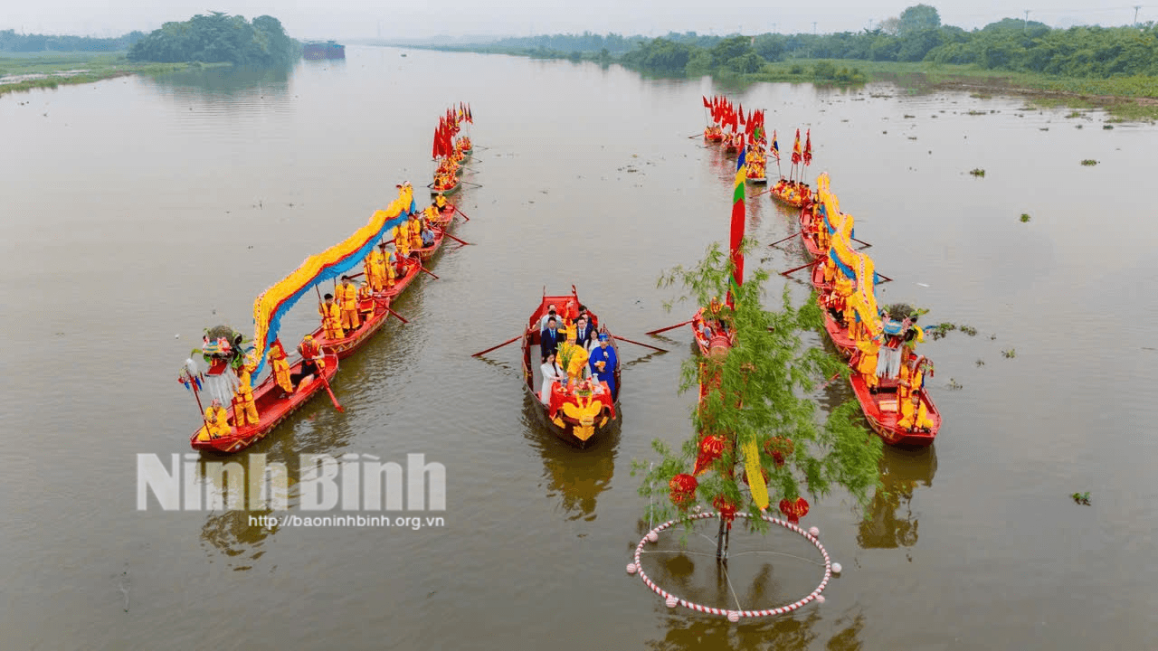 Lễ rước nước trên sông Hoàng Long.