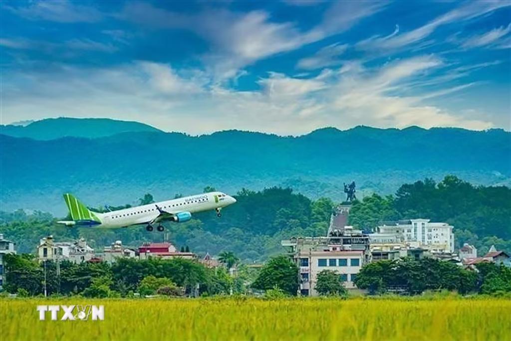 Với lợi thế có đường hàng không giúp Điện Biên thuận lợi trong thông thương, giao lưu với các trung tâm kinh tế lớn của đất nước. (Ảnh: Xuân Tư/TTXVN)
