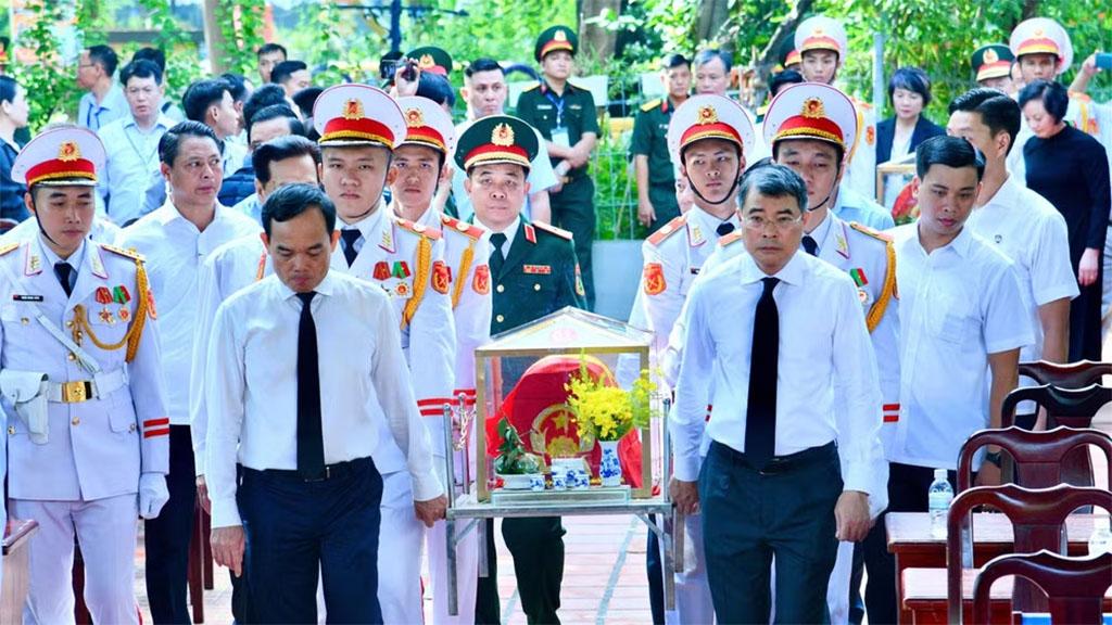 Thủ tướng Lê Minh Hưng cùng các đồng chí lãnh đạo thực hiện nghi thức quy tập hài cốt liệt sĩ tại Công viên Lê Thị Riêng. (Ảnh: Thanh Giang)