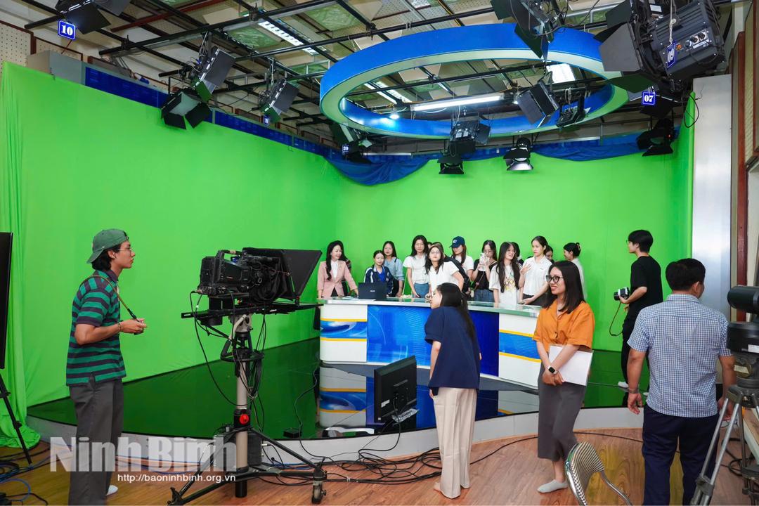 Sinh viên Học viện Báo chí và Tuyên truyền trải nghiệm làm MC, kỹ thuật viên tại khu vực Trường quay.