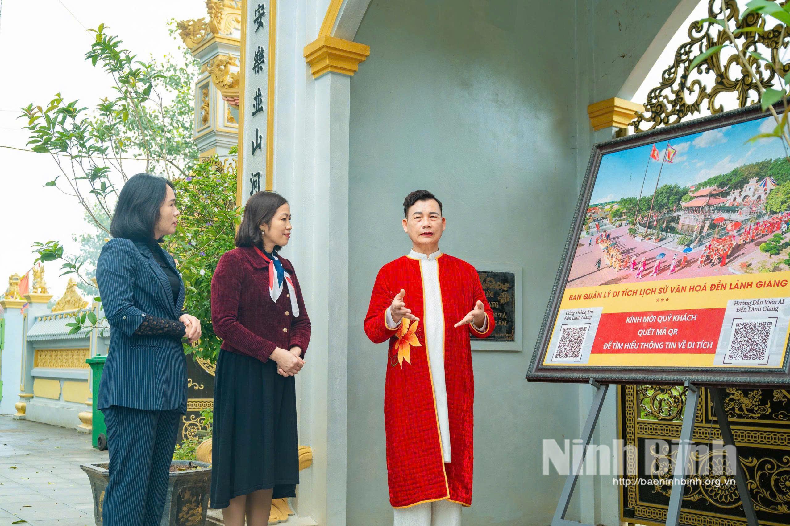 Cán bộ phường Duy Tân và Ban quản lý đền Lảnh Giang kiểm tra một số hạng mục phục vụ cho Liên hoan.