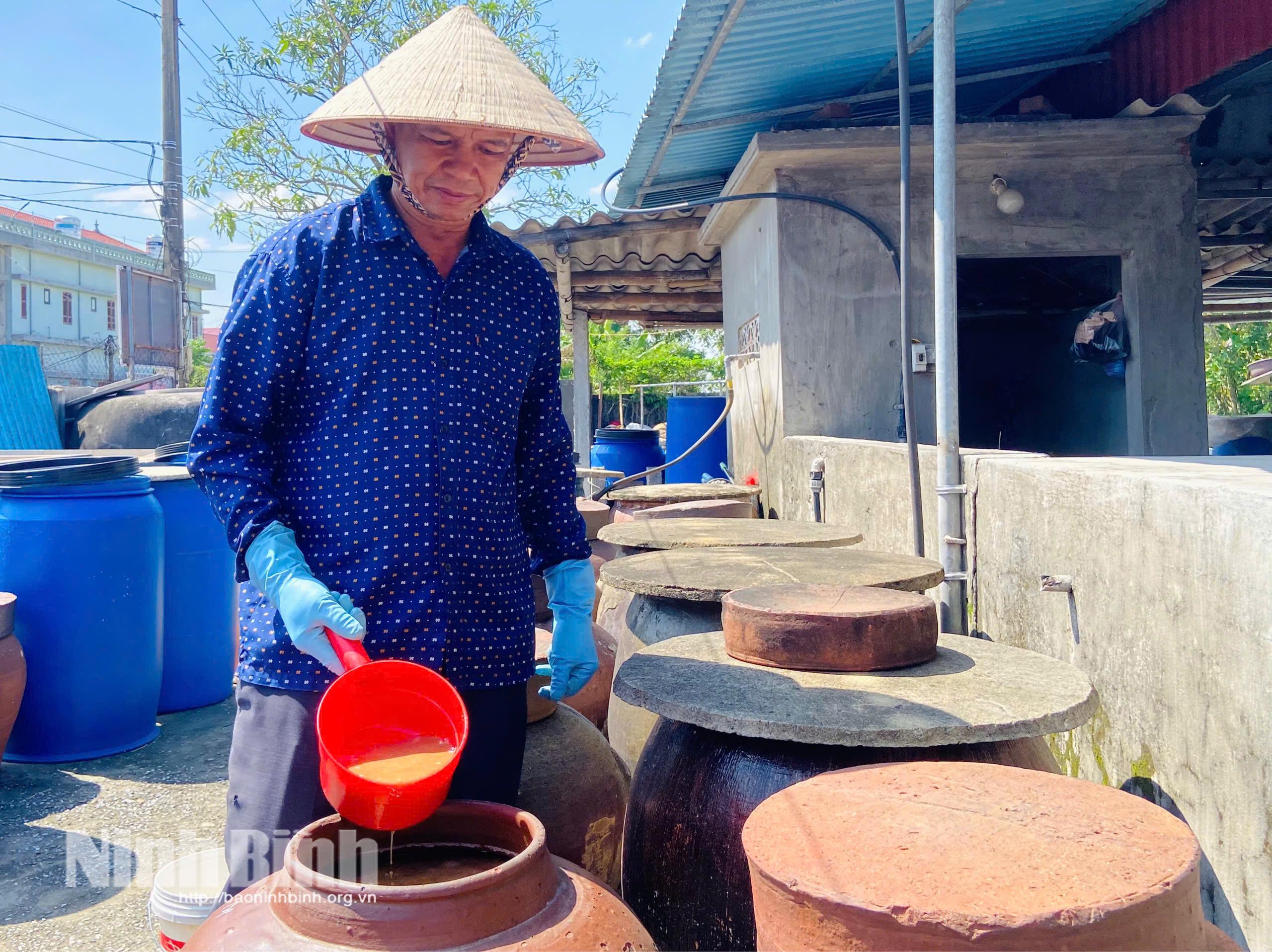 Nước mắm Sa Châu phải trải qua quá trình "ăn sương, nằm nắng" để có được hương vị thơm ngon, đặc biệt.
