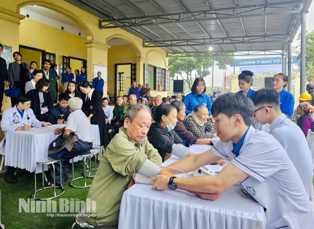 Cán bộ, y bác sỹ Bệnh viện Bạch Mai thăm khám sức khỏe cho người dân xã Khánh Trung.