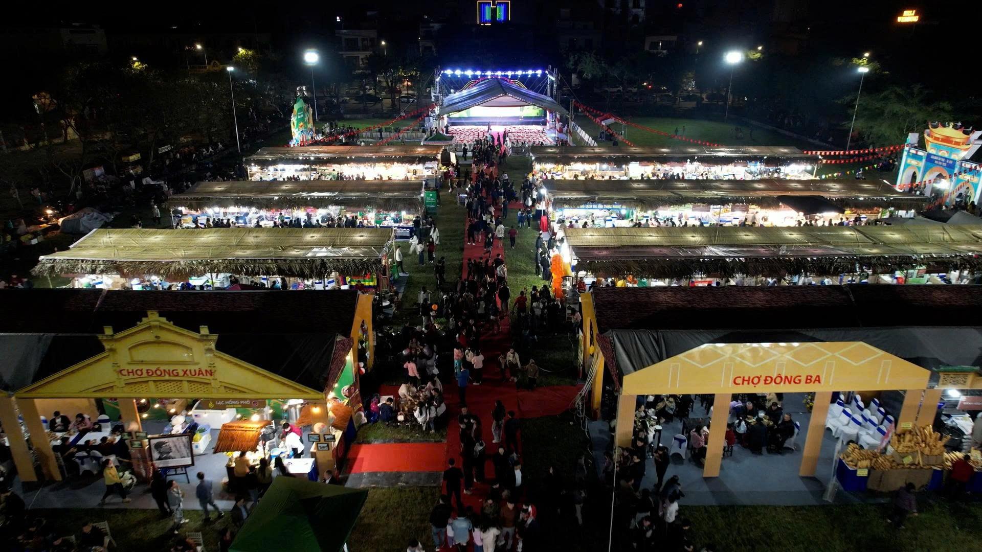 Liên hoan ẩm thực - du lịch Ninh Bình 2025 được tổ chức tại phường Hoa Lư thu hút đông đảo du khách và Nhân dân tham gia. Ảnh: Nguyễn Huy.