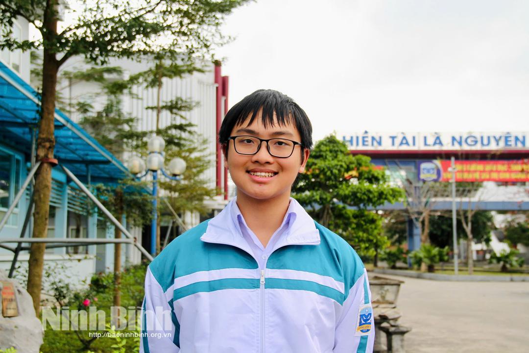 Em Nguyễn Khánh Phúc, Lớp 10 chuyên Tin, Trường THPT chuyên Lương Văn Tụy đạt giải Nhất kỳ thi chọn học sinh giỏi quốc gia.