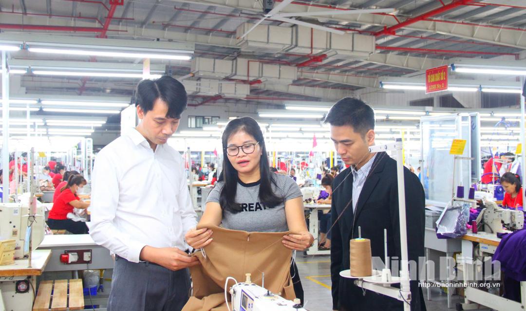 Công ty cổ phần May Sông Hồng - Xuân Trường tích cực chuyển đổi công nghệ nâng cao hiệu suất lao động, bảo vệ môi trường.